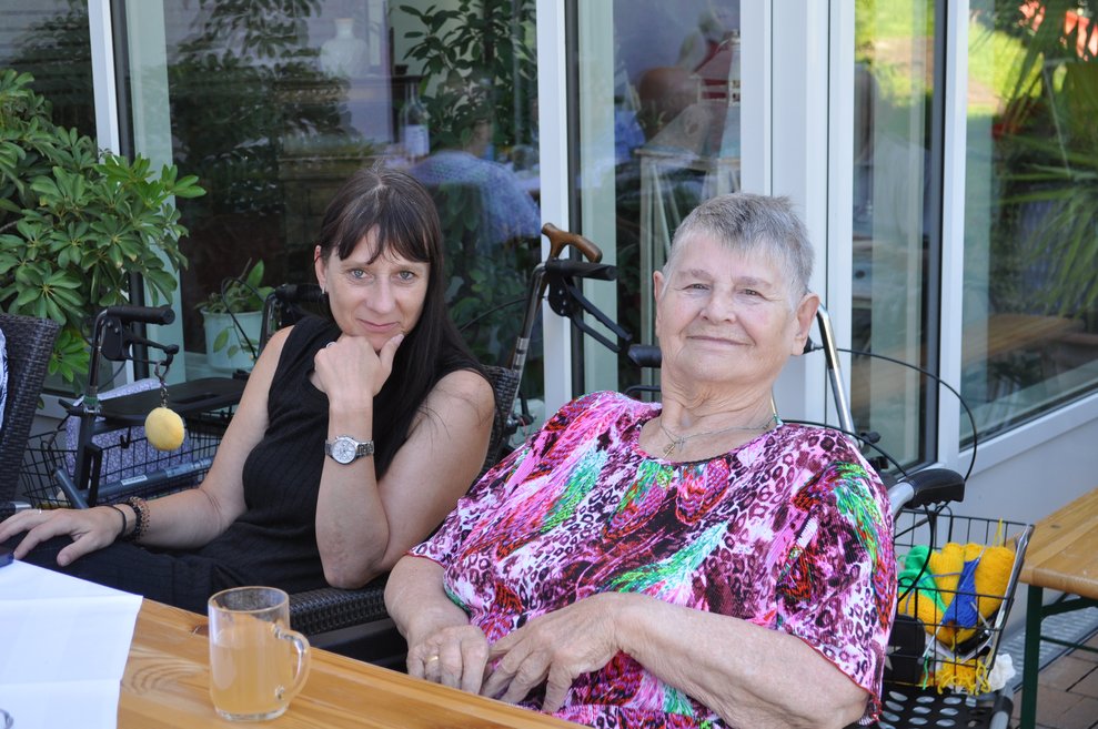 eine Frau und eine ältere Dame beim italienischen Nachmittag