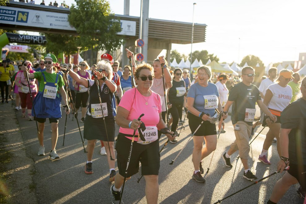 Mehrere Personen beim Walking Bewerb vom Vision Run