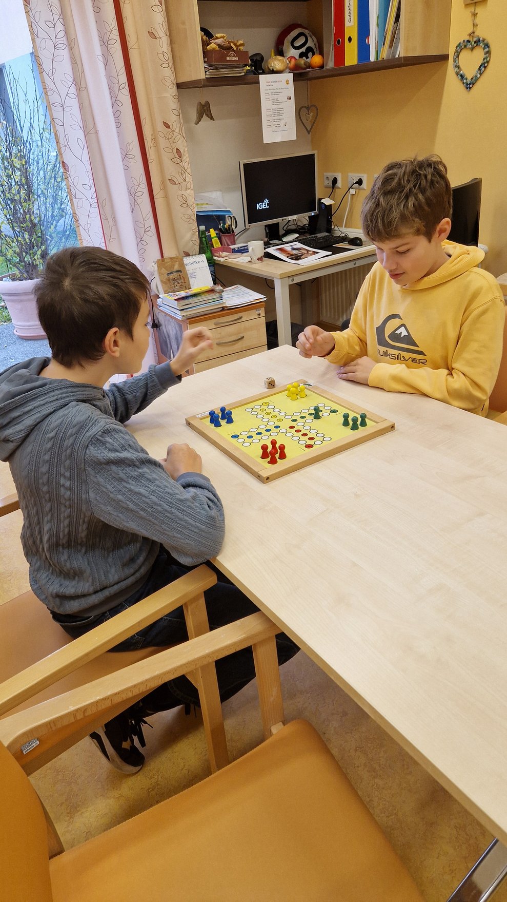 Zwei Buben spielen Mensch ärgere dich nicht