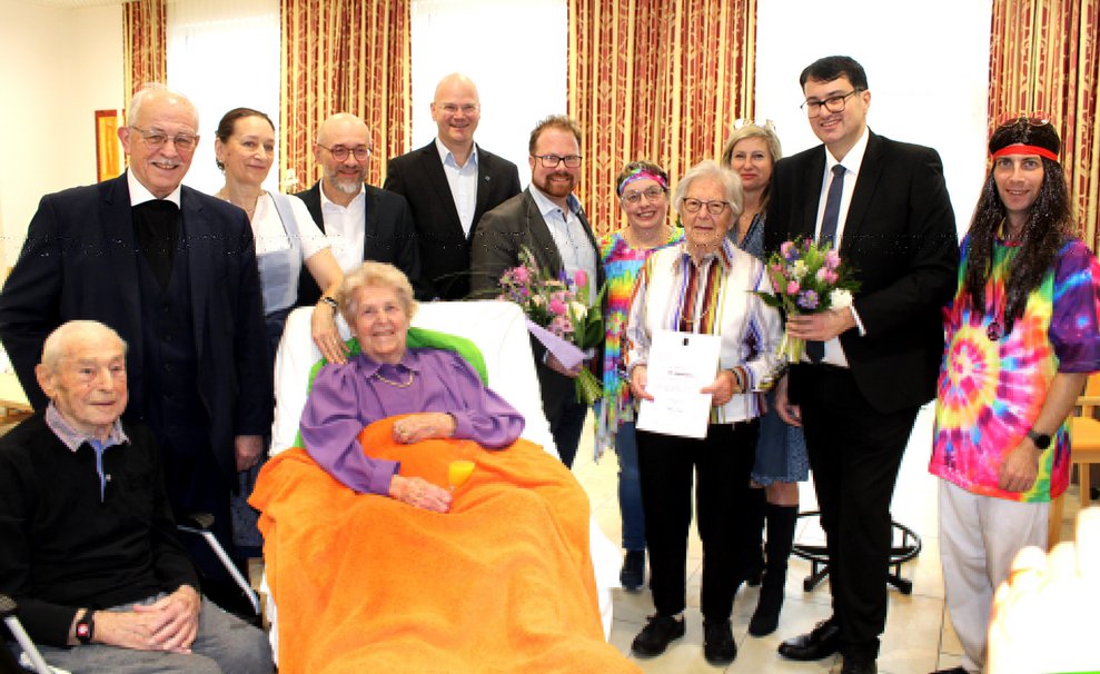 ein Gruppenfoto der Gratulanten und des Geburtstagskindes zum 101. Geburtstag