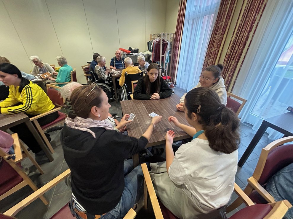mehrere Personen spielen Karten-und Brettspiele
