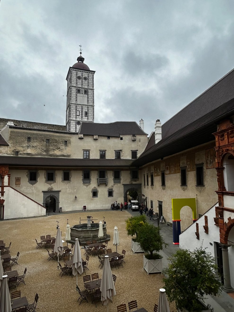 Schallaburg mit Innenhof und Restaurant