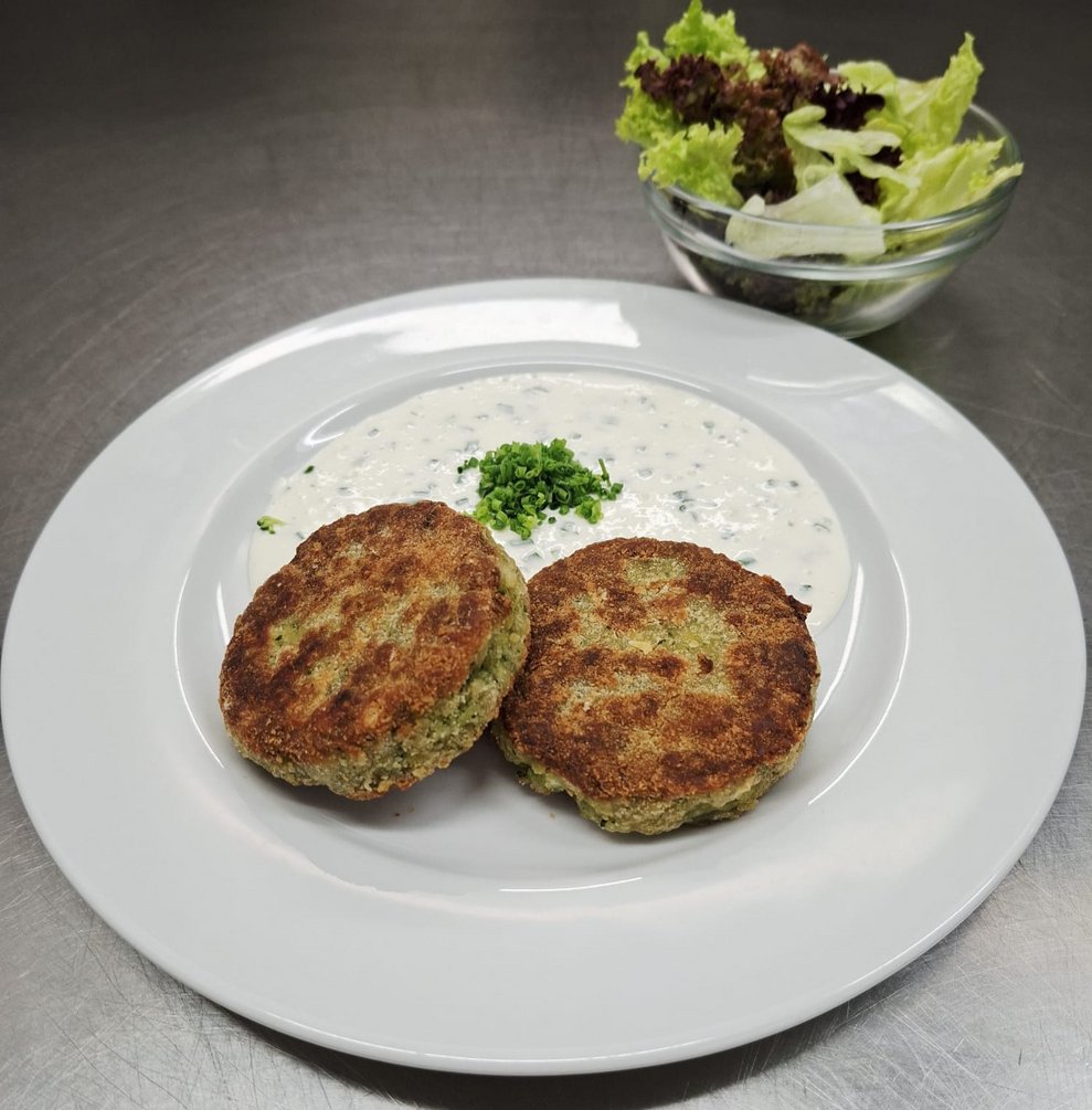 Bärlauchlaibchen mit Dipsauce und Salat