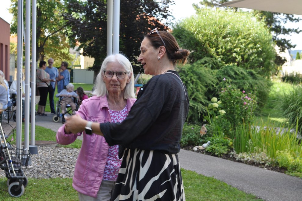 eine ältere Dame tanzt mit einer Mitarbeiterin zur italienischen Musik