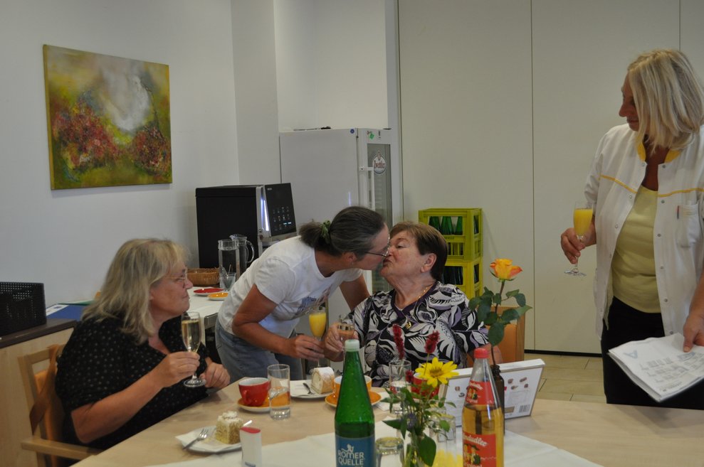 eine Dame gratuliert ihrer Mutter zum Geburtstag