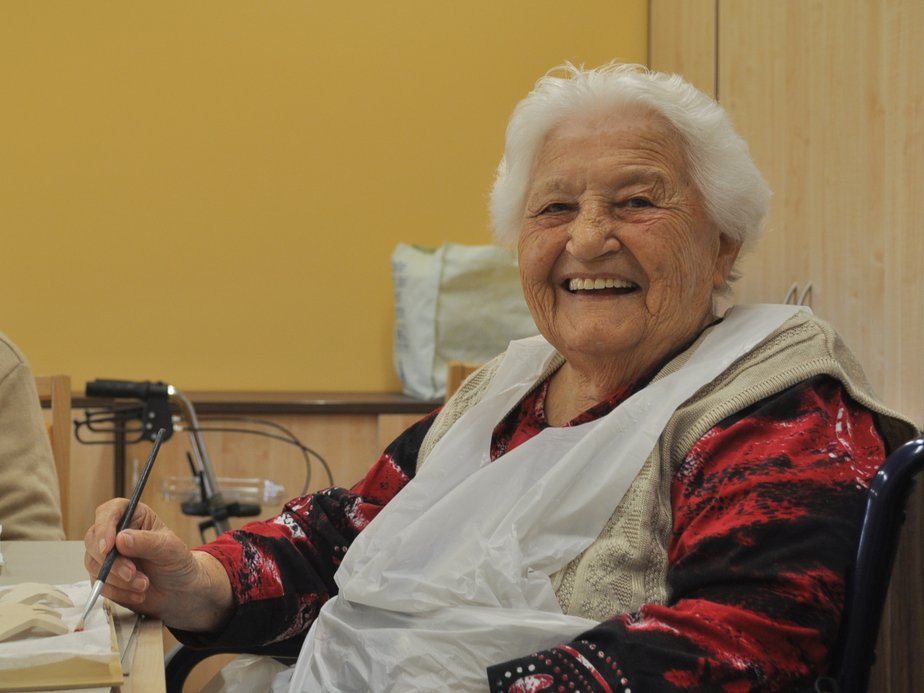 Eine Bewohnerin, die etwas malt. 