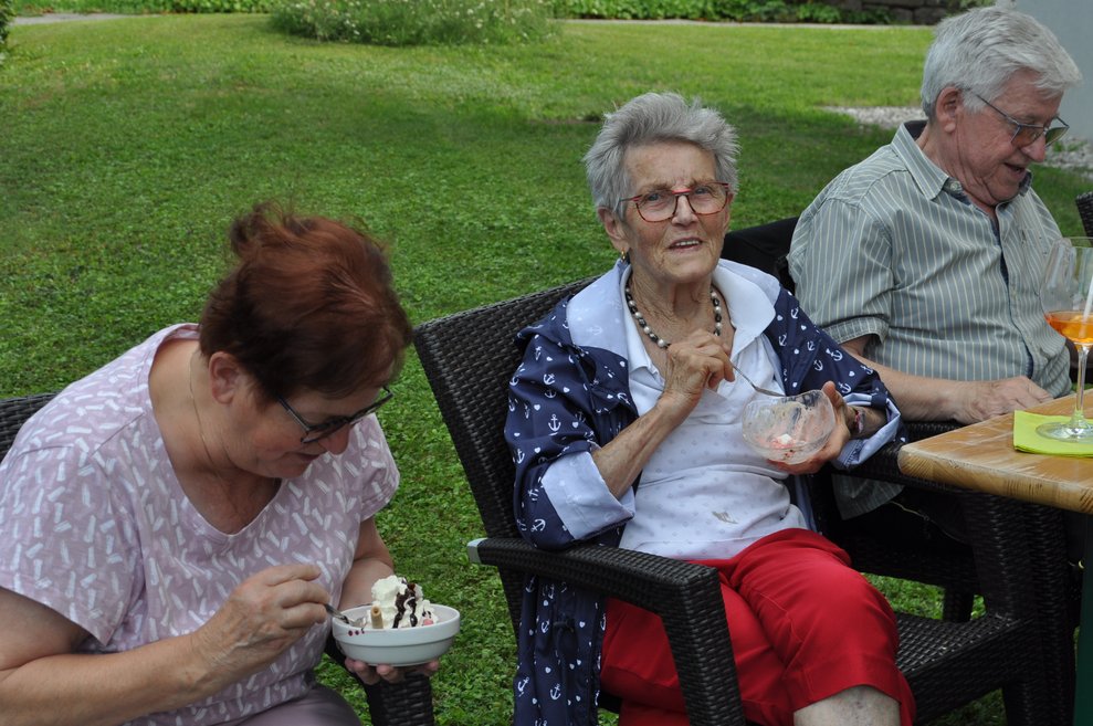 Zwei Damen im Garten beim Eis essen