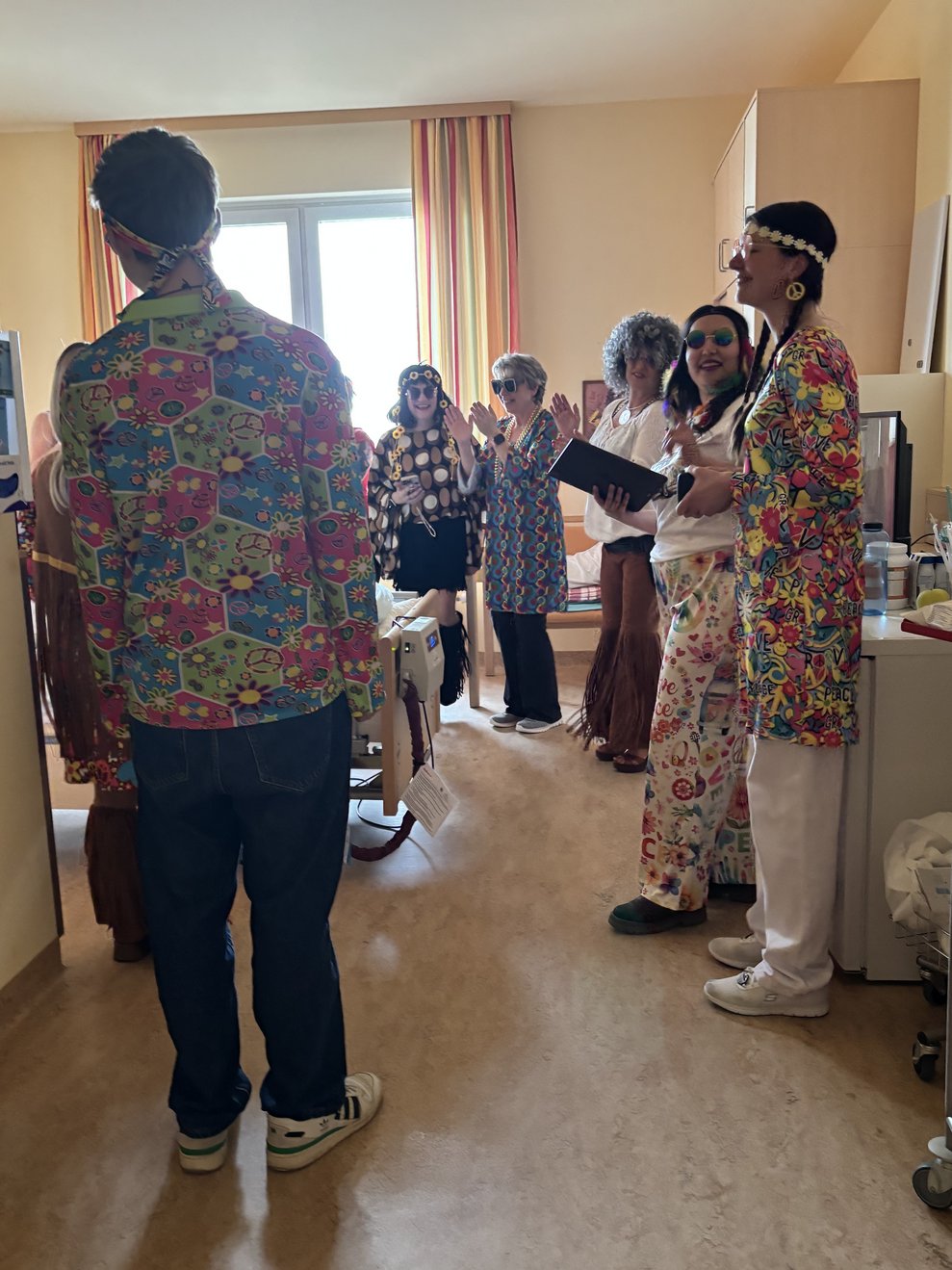 einige verkleidete Personen besuchen bettlägerige Menschen im Zimmer