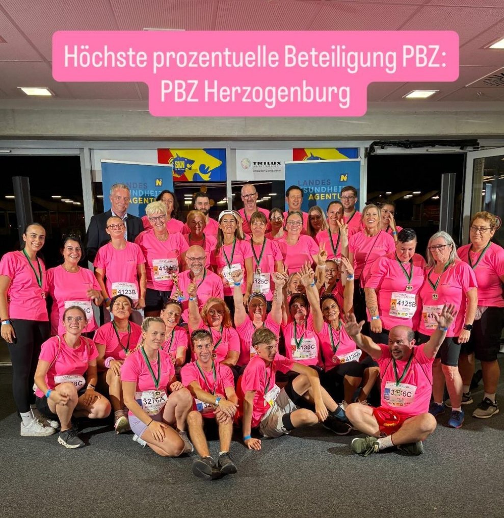 Gruppenfoto von Mitarbeiterinnen von PBZ Herzogenburg in pinken Sport T-Shirts beim Vision Run in St.Pölten