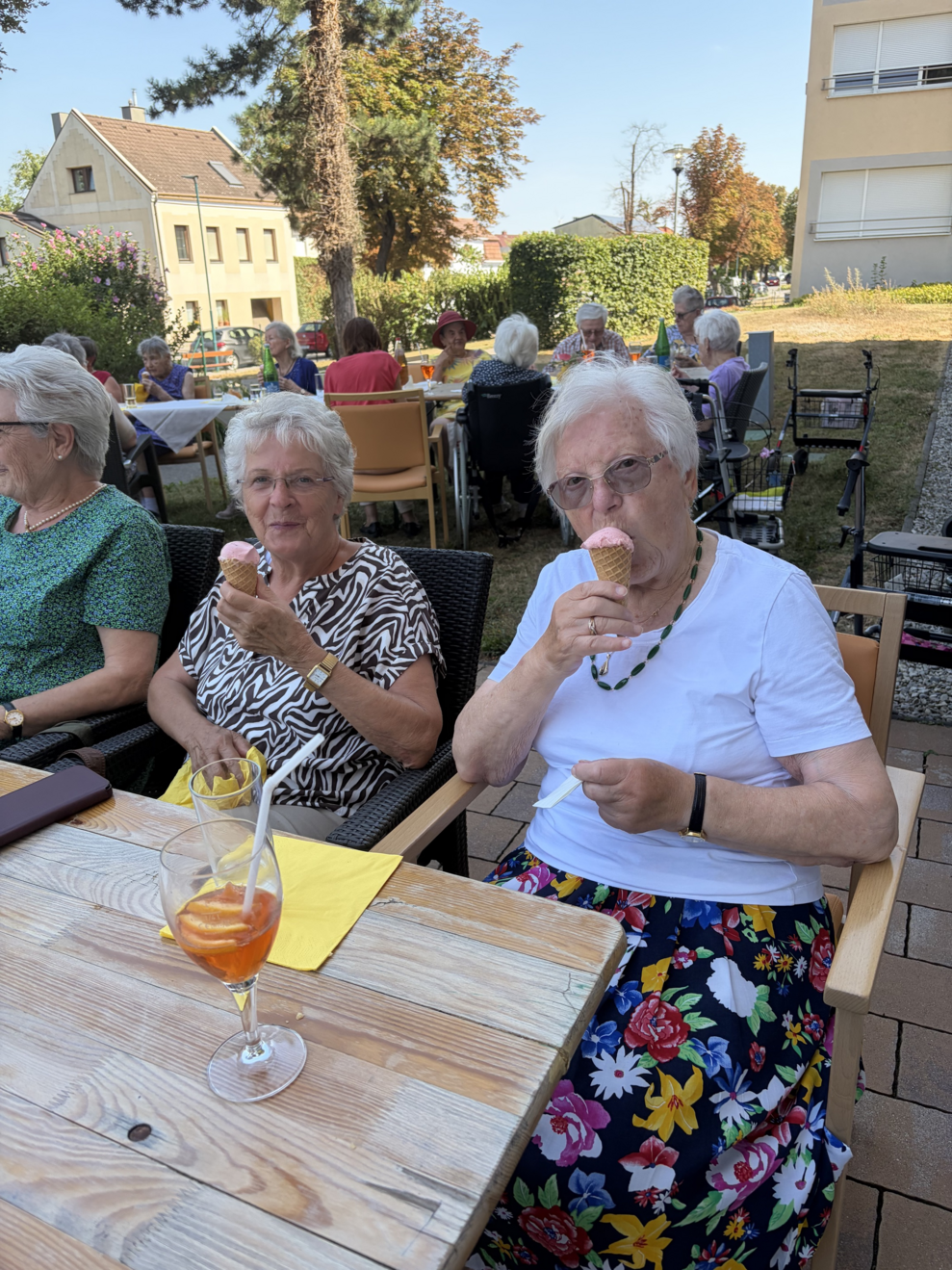 zwei ältere Damen essen ein Eis