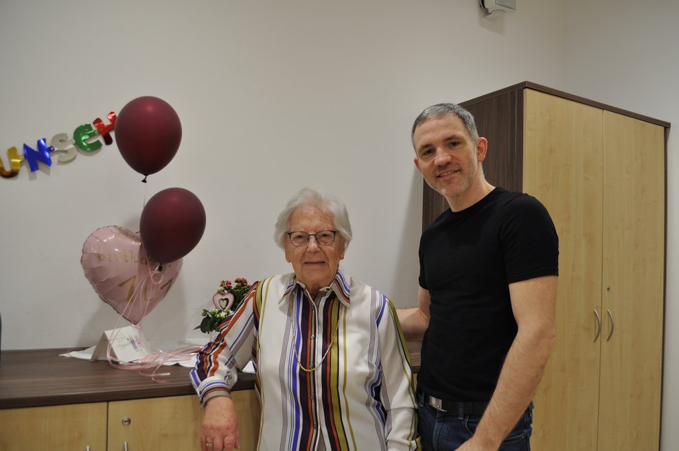 ein Herr gratuliert einer älteren Dame zum 101. Geburtstag