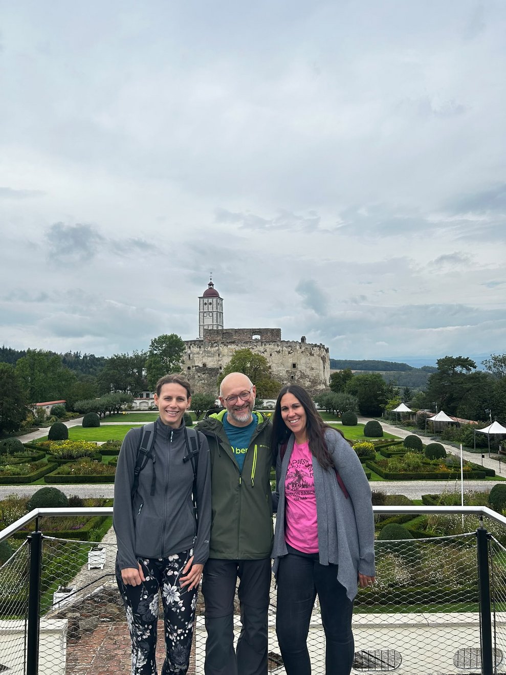 ein Mann und zwei Frauen vor der Schallaburg