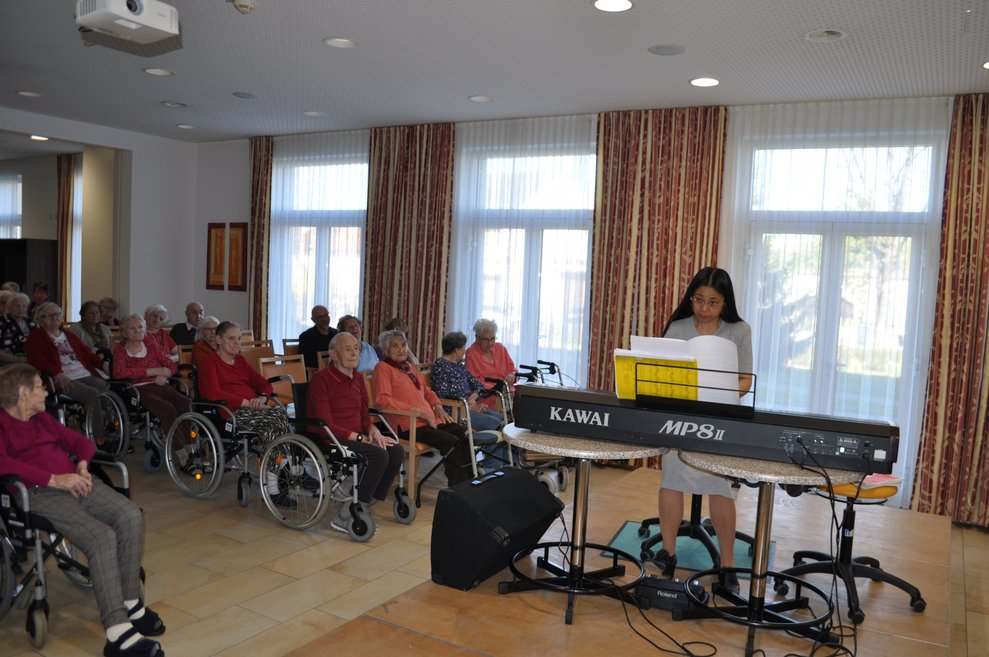 Klavierkonzert mit einigen Gästen und der Pianistin