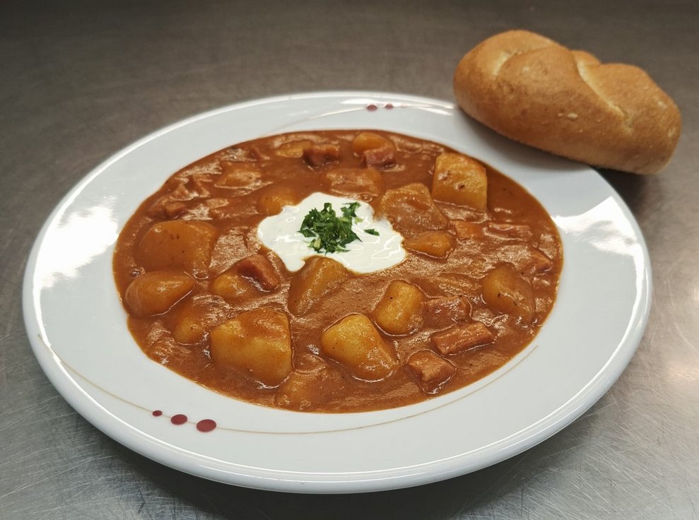 Erdäpfelgulasch mit Wurst und Gebäck