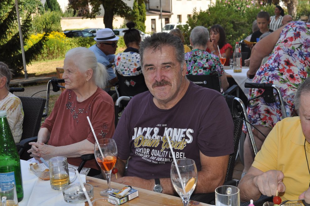 eine ältere Frau und ein Mann beim italienischen Fest