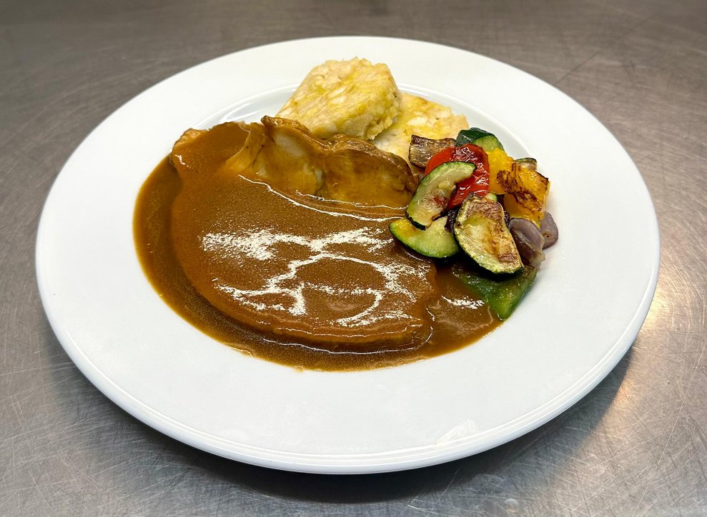 Gebratene Putenbrust mit Serviettenknödel und Grillgemüse