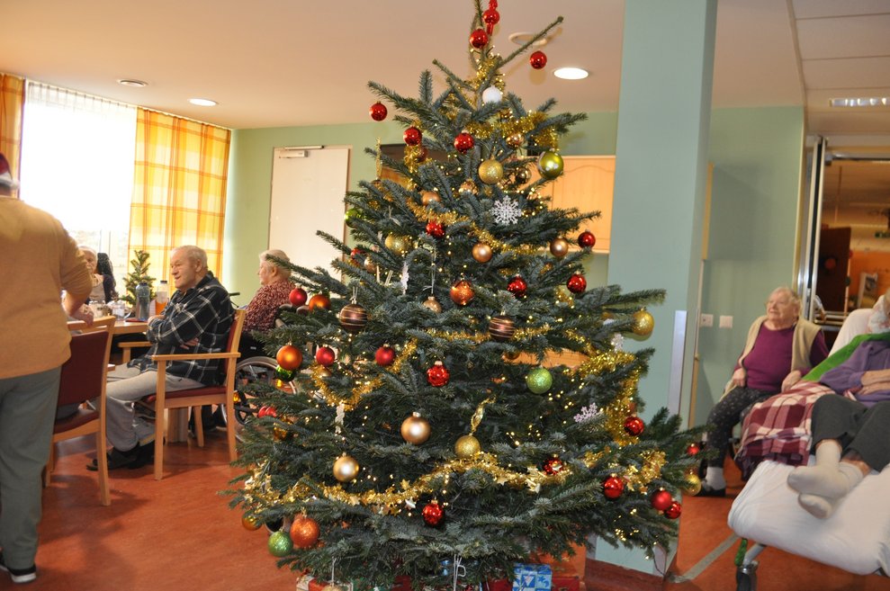 ein geschmückter Christbaum