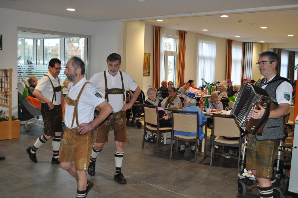 mehrere Männer in Lederhosen beim Schuhplattler Tanz