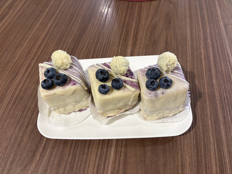 Törtchen mit weißer Schokolade und Beeren
