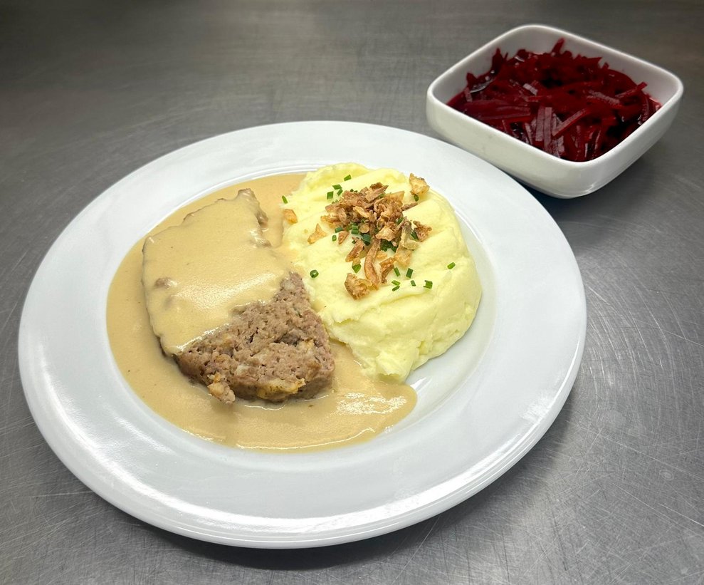 Faschierter Braten mit Senfsauce, Erdäpfelpüree und roter Rübensalat