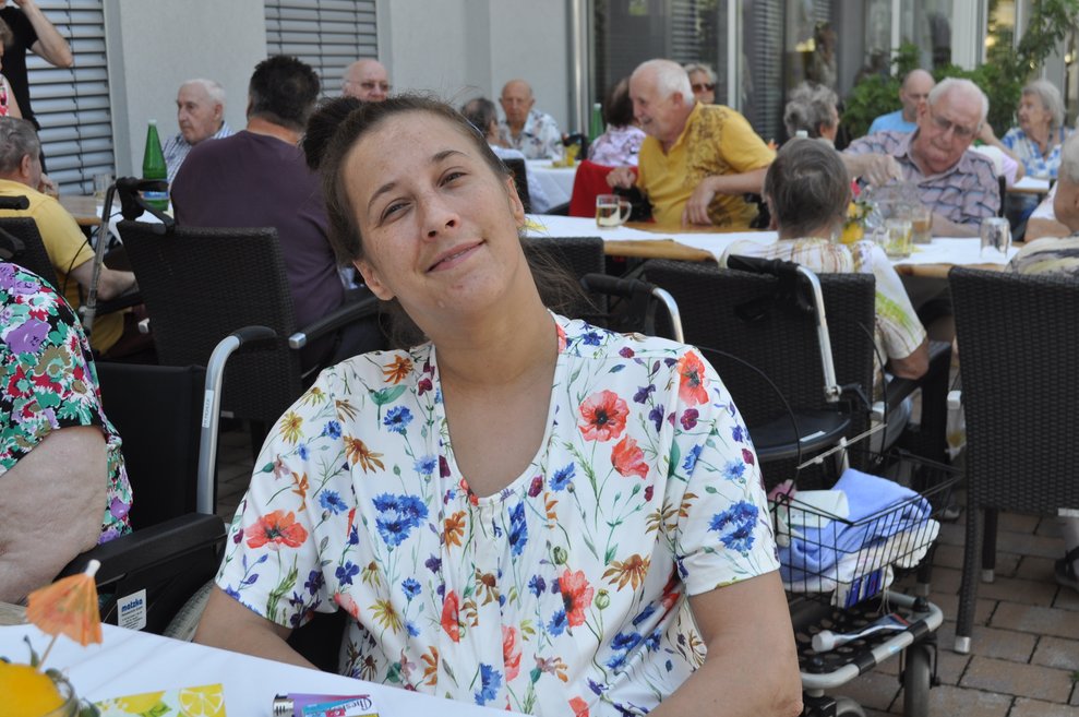 eine Dame im Rollstuhl beim italienischen Fest