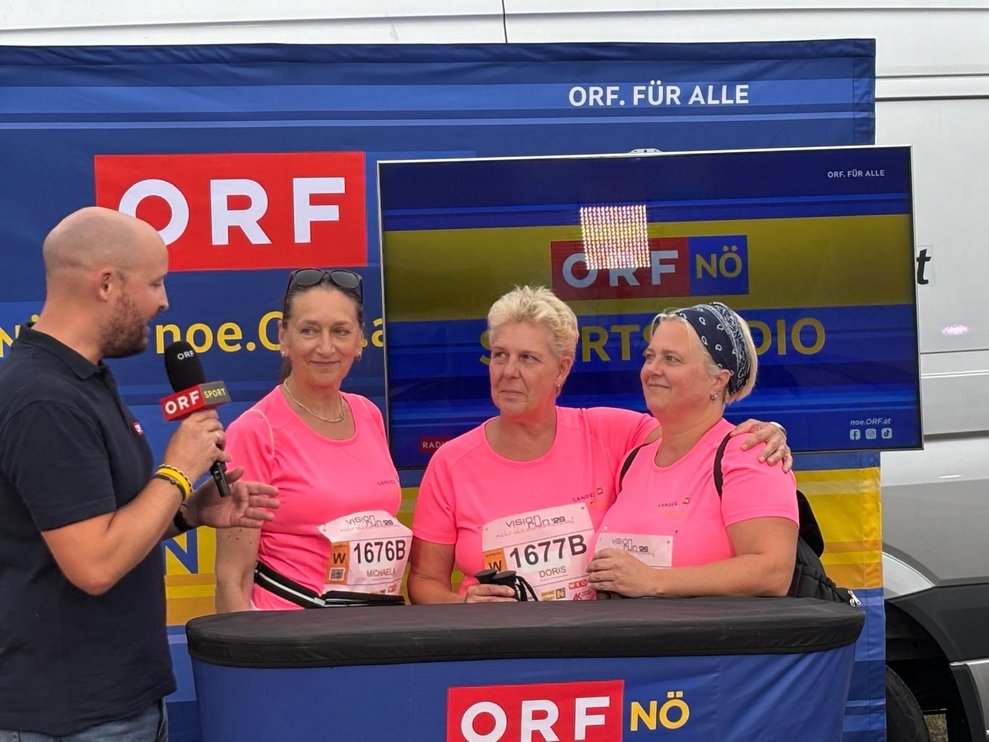 Drei Damen in rosa T-Shirts werden interviewt vom ORF NÖ