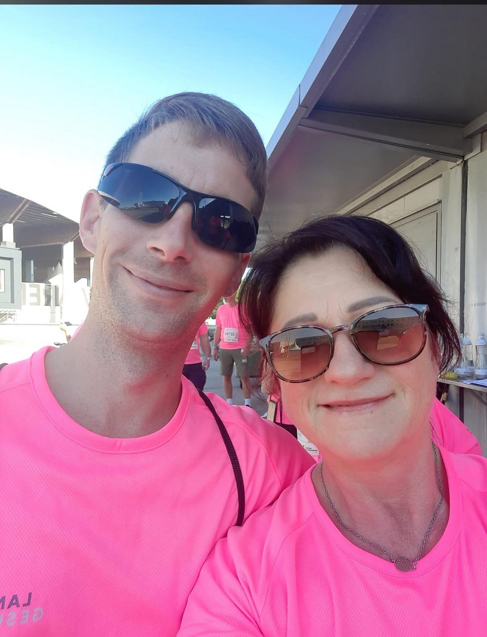 Ein Mann und eine Frau mit pinken Sport T-Shirts