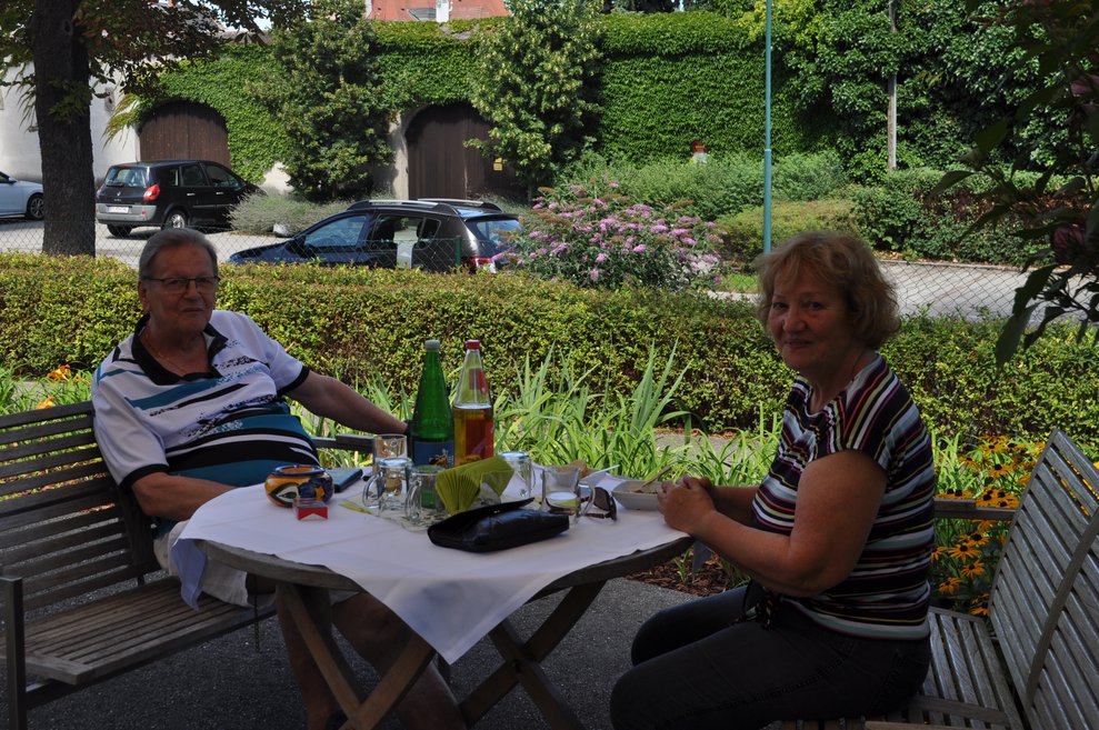 ein älterer Herr und eine Dame beim italienischen Nachmittag