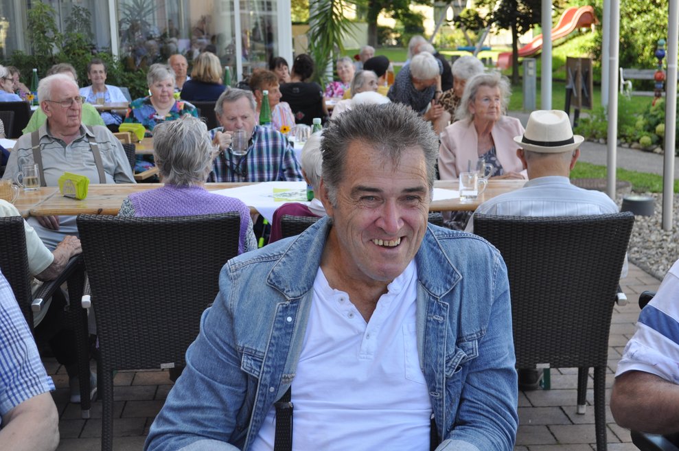 ein älterer Herr beim italienischen Nachmittag