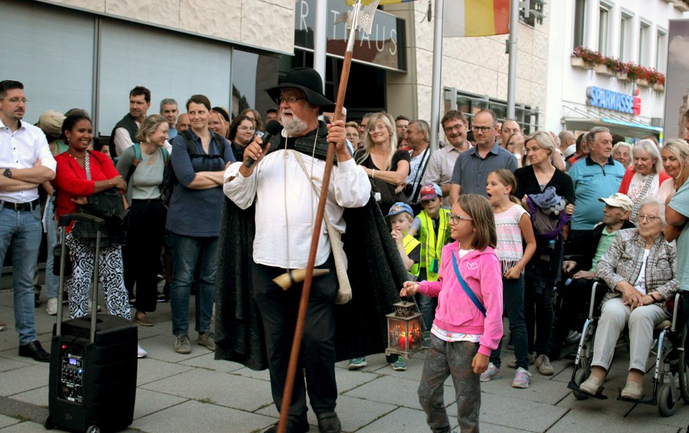 mehrere Personen am Rathausplatzt in Herzogenburg bei der Nachtwächterführung