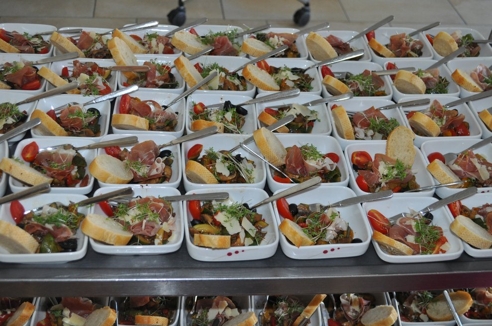 Viele kleine Schüsseln mit Antipasti und Baguette