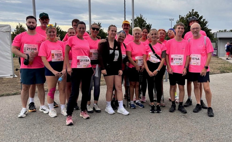 eine große Gruppe von Teilnehmern beim Vision Run in rosa Trikots