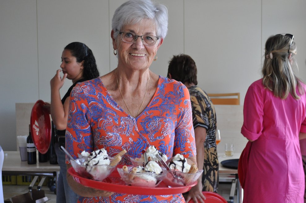 eine Dame mit einem Tablett Eis für die Bewohnerinnen und Bewohner