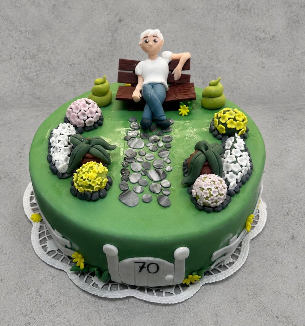 grüne Torte 70. Geburtstag mit Figur im Garten