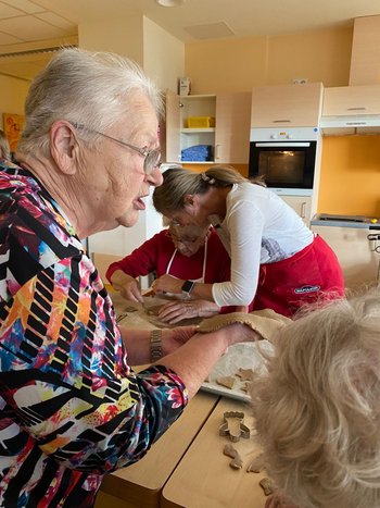 eine ältere Dame und eine jüngere beim Kekse backen