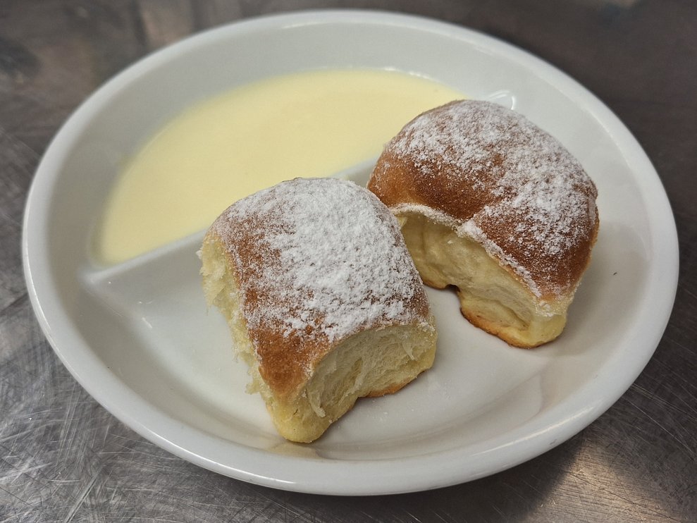 Buchteln mit Vanillesauce