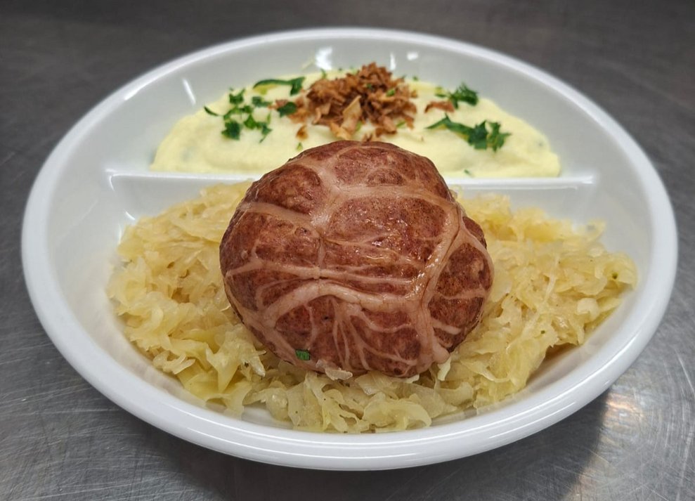 Saumaise mit Sauerkraut und Erdäpfelpüree