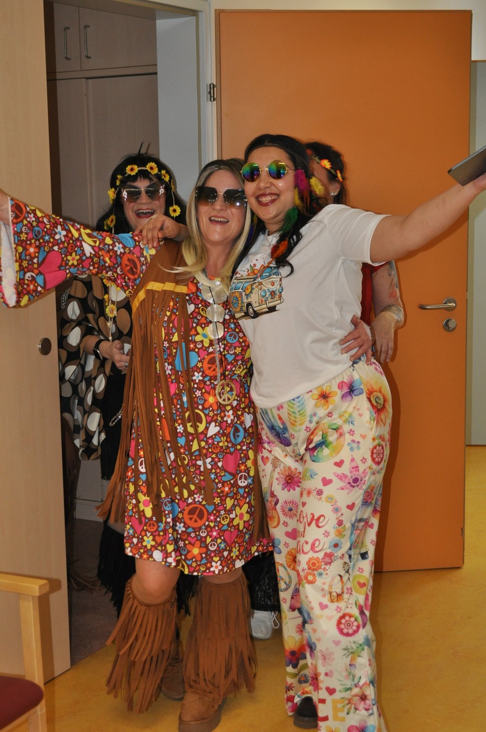 zwei Frauen als Hippies verkleidet