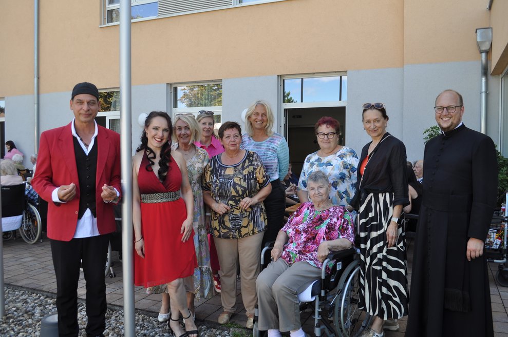 Mehrere Personen beim italienischer Nachmittag