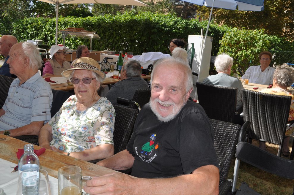 ein Mann und eine Frau beim Gartenfest