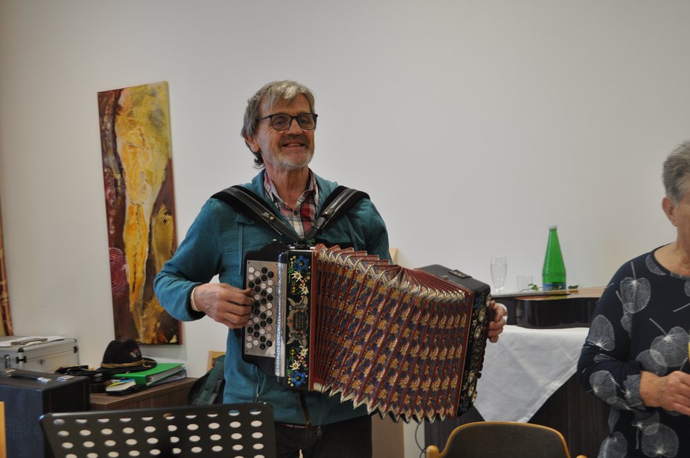 ein Mann mit Ziehharmonika