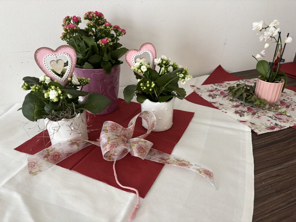 Tischdekoration und Blumen zur Geburtstagsfeier