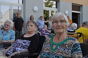 mehrere ältere Menschen bei einer Veranstaltung