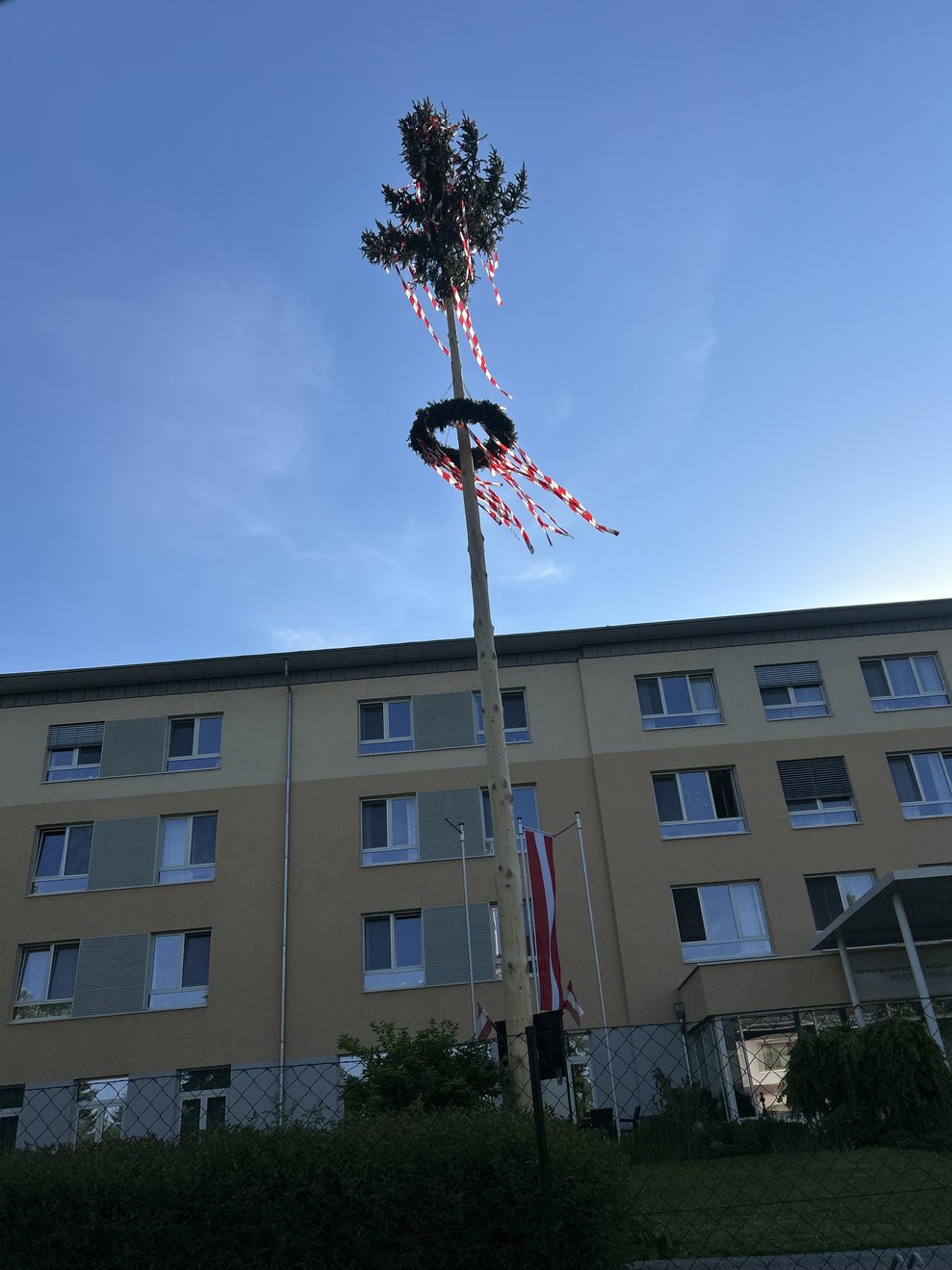 ein Maibaum vor dem Pflegezentrum