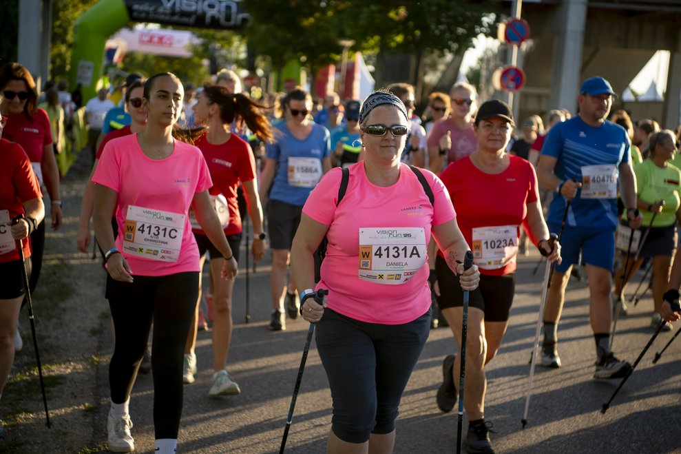 Zwei Damen mit Walking Stecken beim Vision Run