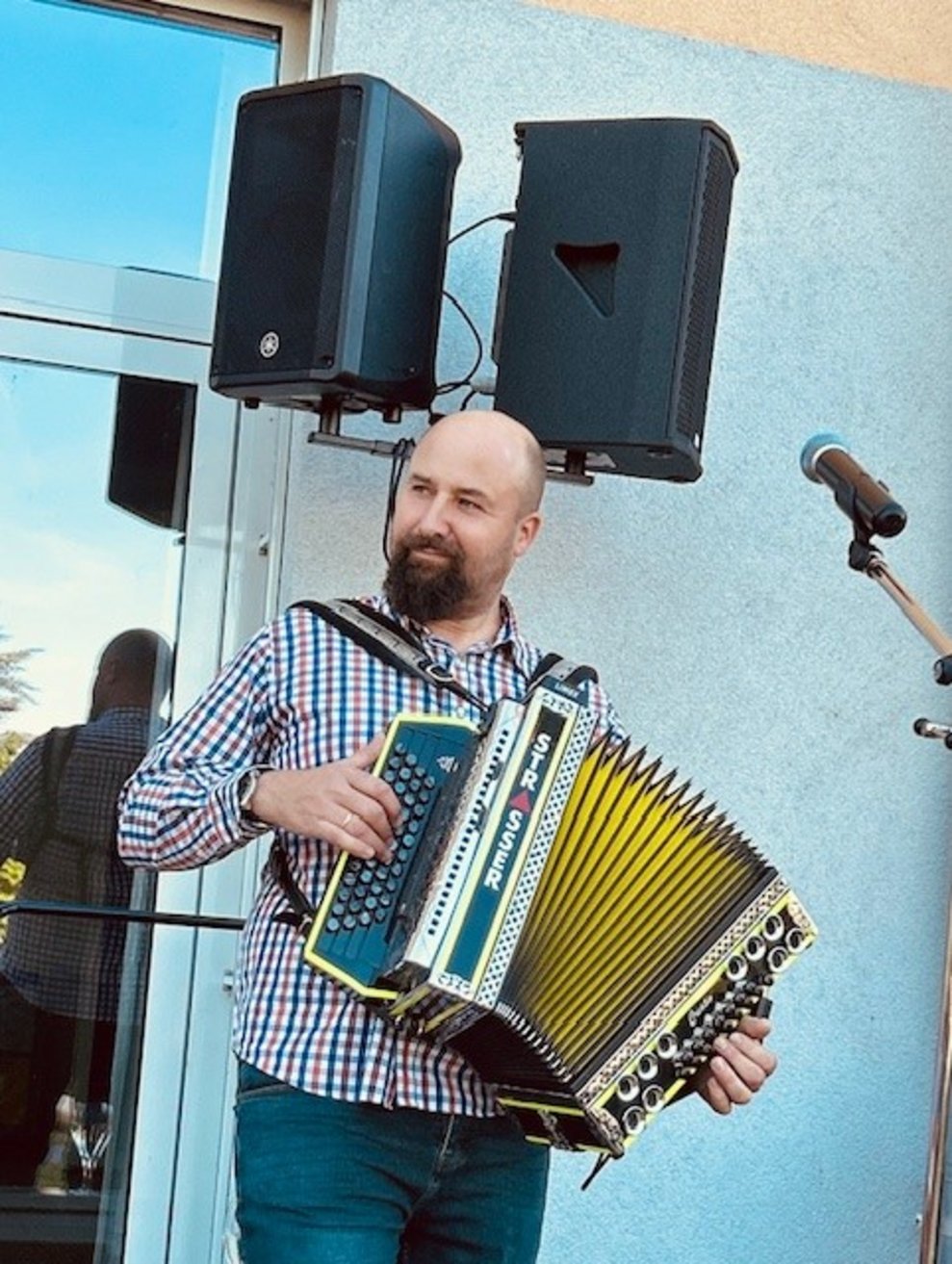 ein Mann mit einer Ziehharmonika 