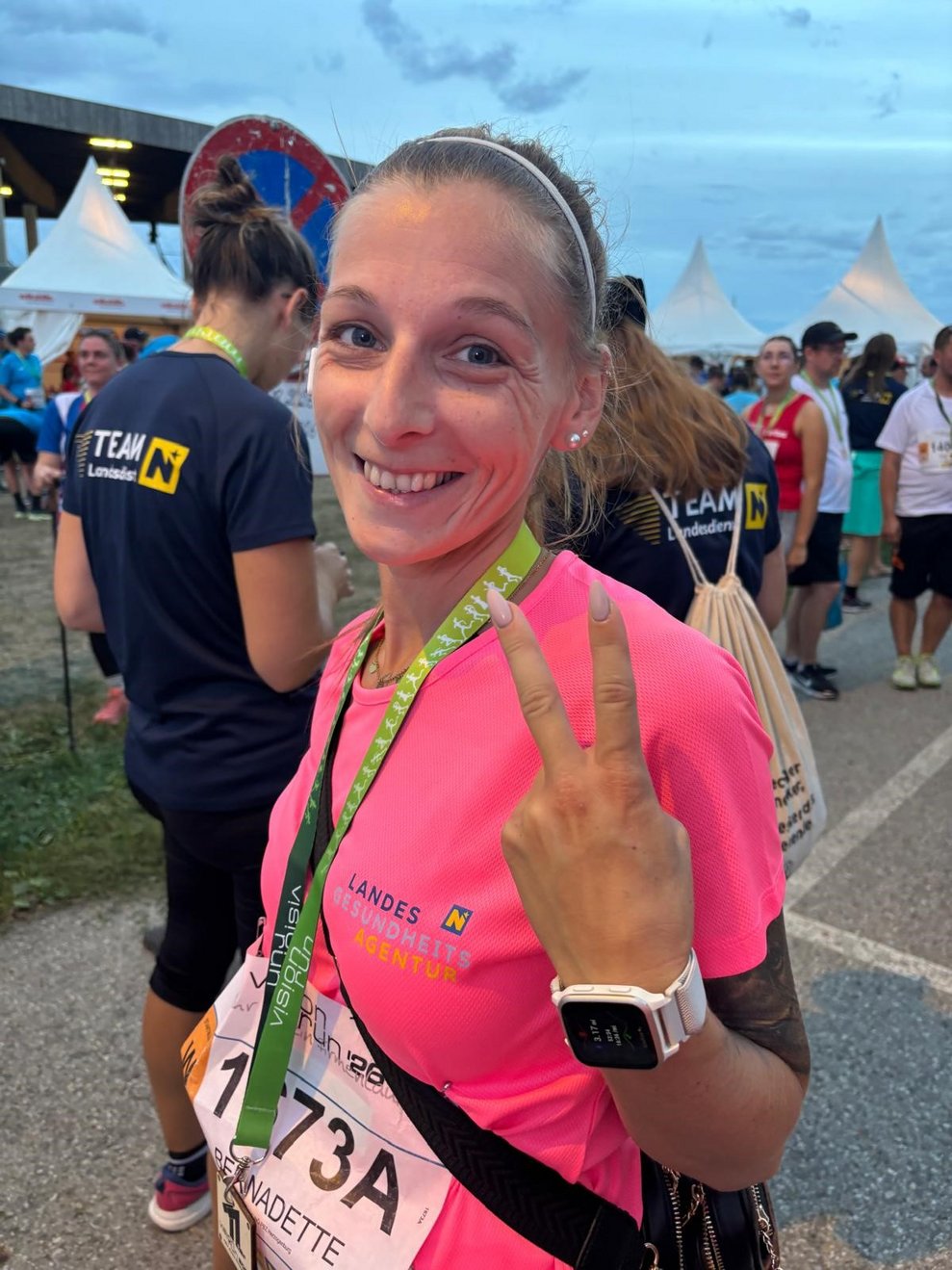 ein Frau mit rosa Trikot und Startnummer beim Vision RUn