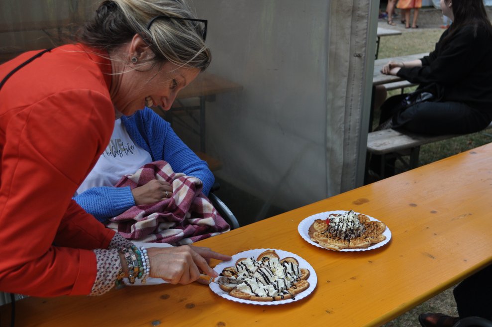 eine Frau verziert einen Teller mit Waffeln