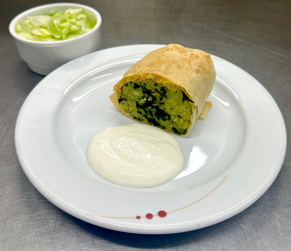 Erdäpfel-Bärlauchstrudel mit Dipsauce und Salat