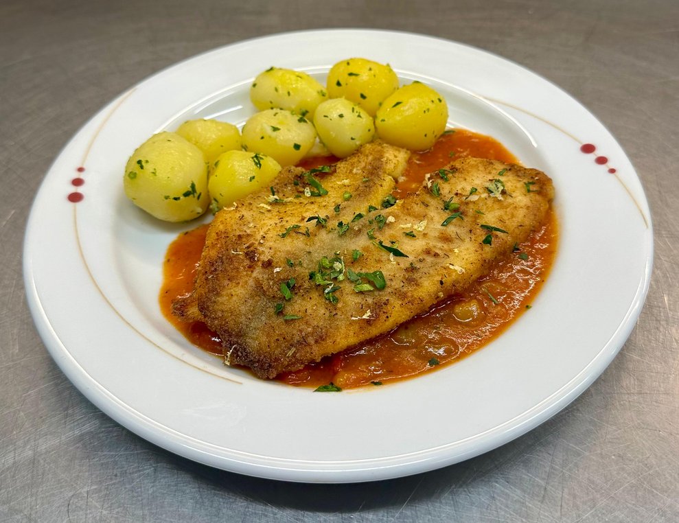 Gebratenes Tilapiafilet mit Ratatouille und Kartoffel